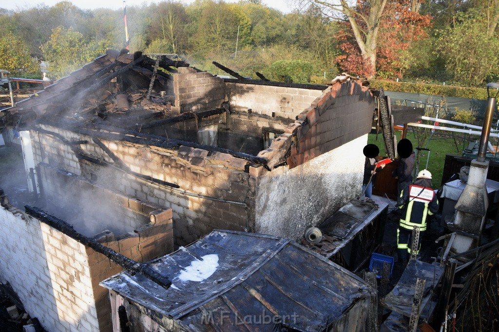 Feuer 1 brannten 3 Lauben Koeln Fuehlingen Kriegerhofstr P035.JPG - Miklos Laubert